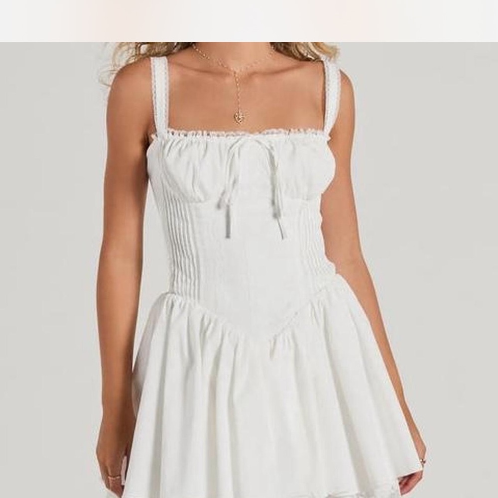 Elegant White Sleeveless Dress